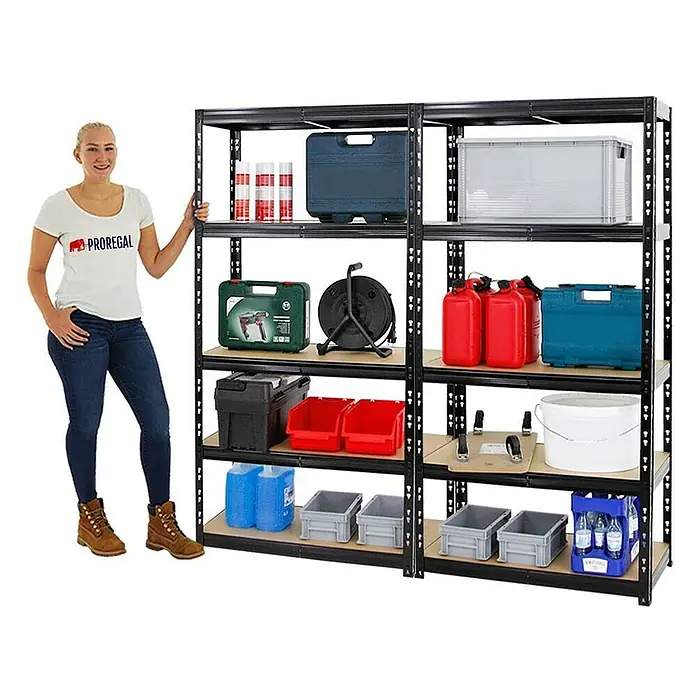 Proregal Schwerlastregal Mega Deal Tiger - Traglast pro Boden: 265 kg, Anzahl Böden: 5 Stk., Stecken, Schwarz - Frau steht neben einem Schwerlastregal mit Werkzeugen, Behältern und Farbe. Das Regal hat 5 Böden und bietet viel Stauraum.