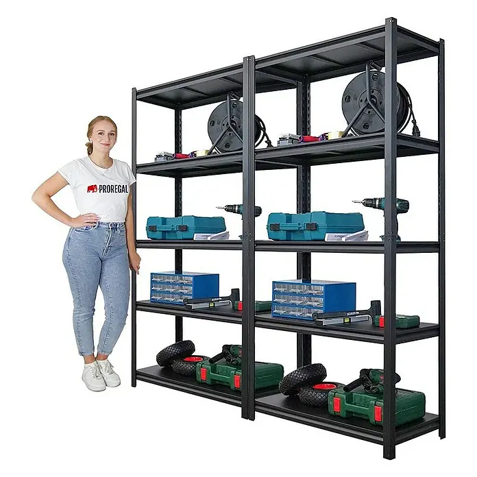 Proregal Schwerlastregal Mega Deal Thorin - Traglast pro Boden: 350 kg, Anzahl Böden: 5 Stk., Stecken, Schwarz - Schwarzes Regal mit vier Ebenen, gefüllt mit Werkzeugen und Zubehör, neben einer stehenden Frau.