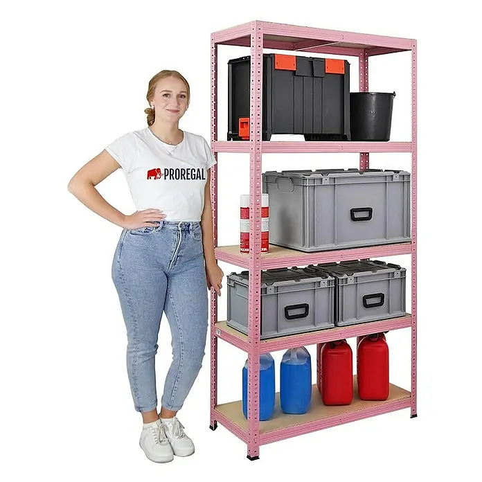 Proregal Schwerlastregal Mega Deal PINK LADY - Traglast pro Boden: 175 kg, Anzahl Böden: 5 Stk., Stecken, Rosa - Das Bild zeigt ein Regal mit fünf Fächern, das mit verschiedenen Gegenständen gefüllt ist und neben einer Frau steht.