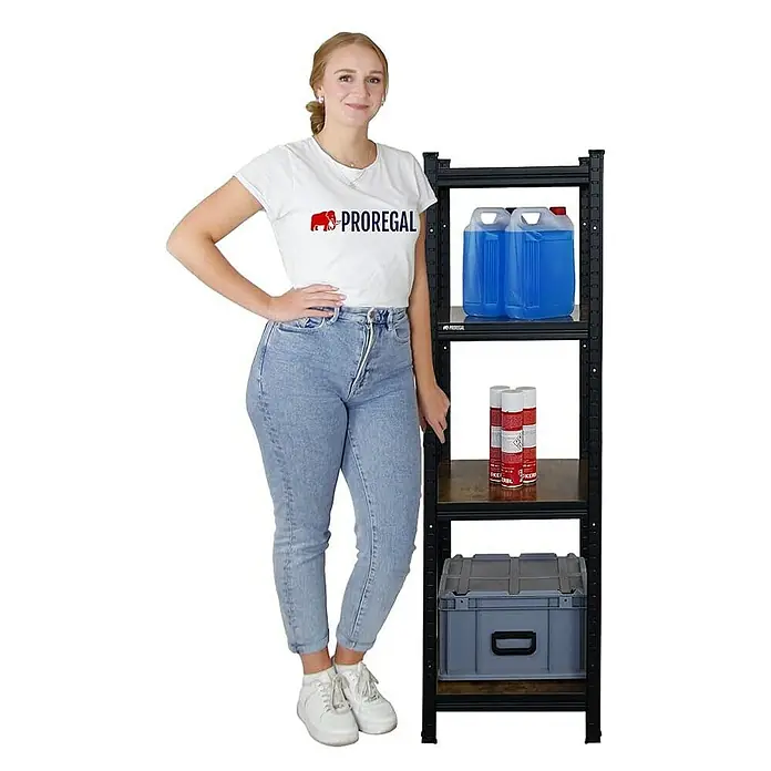Proregal Metallregal All Black Series Ragnar - Traglast pro Boden: 100 kg, Anzahl Böden: 4 Stk., Stecken, Schwarz - Frau neben Proregal-Regal mit blauen Kanistern, Sprays und einer Box. Ideal zur Aufbewahrung in Garage, Keller oder Werkstatt.