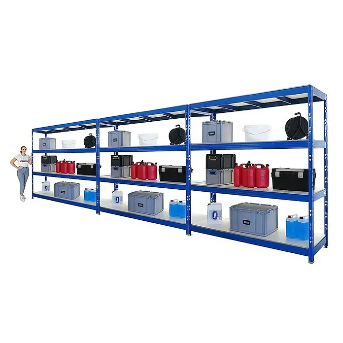 Proregal Schwerlastregal Mega Deal Profi RHINO - Traglast pro Boden: 500 kg, Anzahl Böden: 4 Stk., Stecken, Schwarz - Das Bild zeigt ein blaues Schwerlastregal mit 3 Ebenen, bestückt mit diversen Boxen, Kanistern und einem Kabelaufroller. Eine Frau steht daneben.