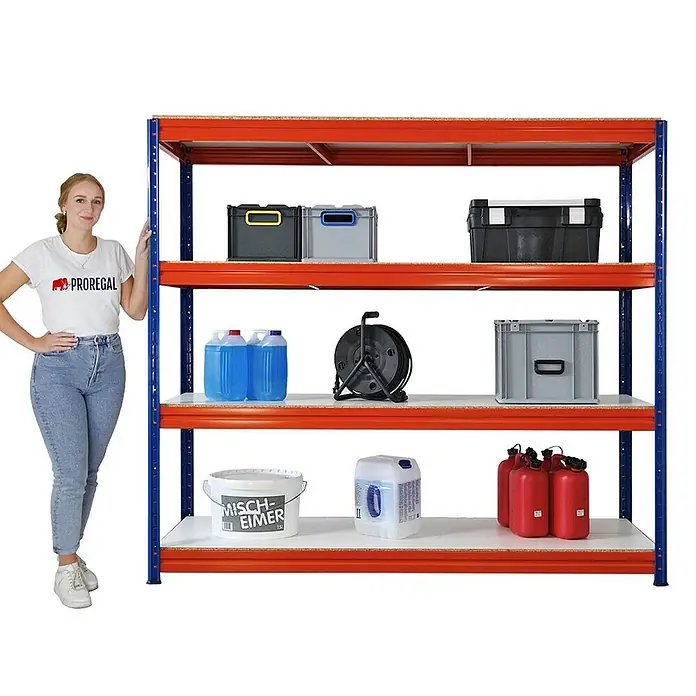 Proregal Schwerlastregal Mega Deal DINO - H x B x T: 180 x 200 x 60 cm, Traglast pro Boden: 500 kg, Anzahl Böden: 4 Stk., Stecken, Blau-Orange - Abbildung eines Schwerlastregals mit 4 Ebenen, beladen mit verschiedenen Gegenständen wie Kisten und Kanistern, daneben eine Frau.