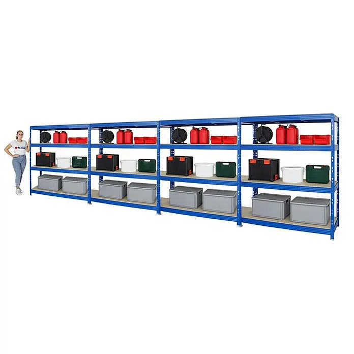 Proregal Schwerlastregal Mega Deal Profi RHINO - Traglast pro Boden: 500 kg, Anzahl Böden: 4 Stk., Stecken, Blau - Aufnahme eines blauen Regalsystems mit drei Ebenen, gefüllt mit verschiedenen Behältern und Boxen, neben einer Person zur Größenveranschaulichung.