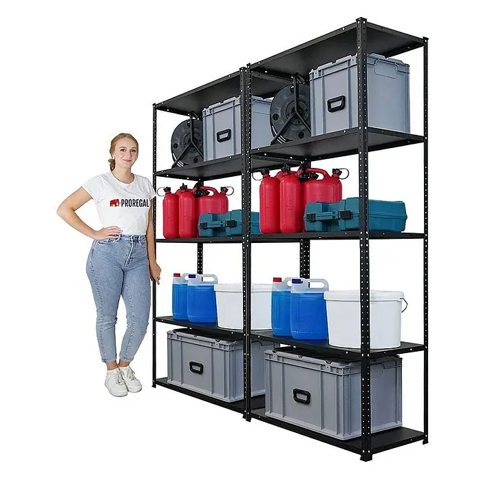 Proregal Metallregal Mega Deal Schraubregal Haldor - H x B x T: 180 x 90 x 40 cm, Traglast pro Boden: 100 kg, Anzahl Böden: 5 Stk., Schrauben, Schwarz - Bild eines schwarzen Lagerregals mit verschiedenen Artikeln, neben dem eine Frau mit einem Proregal-T-Shirt steht.