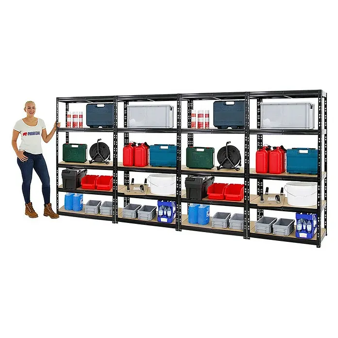 Proregal Schwerlastregal Mega Deal Tiger - Traglast pro Boden: 265 kg, Anzahl Böden: 5 Stk., Stecken, Schwarz - Ein Regal mit Regalböden voller Lagerbehälter, Kanister und Werkzeugkisten, mit einer Frau, die daneben steht.