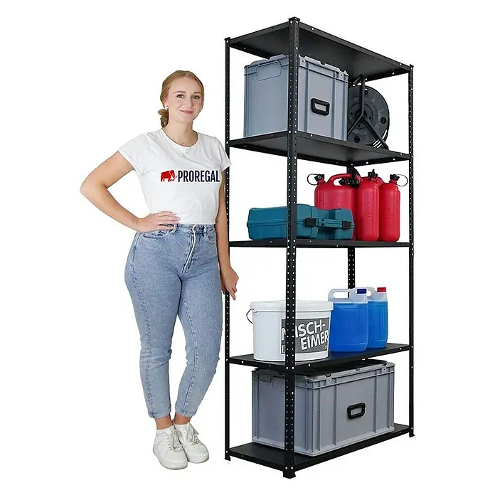 Proregal Metallregal Mega Deal Schraubregal Haldor - H x B x T: 180 x 90 x 40 cm, Traglast pro Boden: 100 kg, Anzahl Böden: 5 Stk., Schrauben, Schwarz - Frau steht neben einem schwarzen Proregal Schwerlastregal mit fünf Ebenen, die mit Werkzeugen und Behältern gefüllt sind.