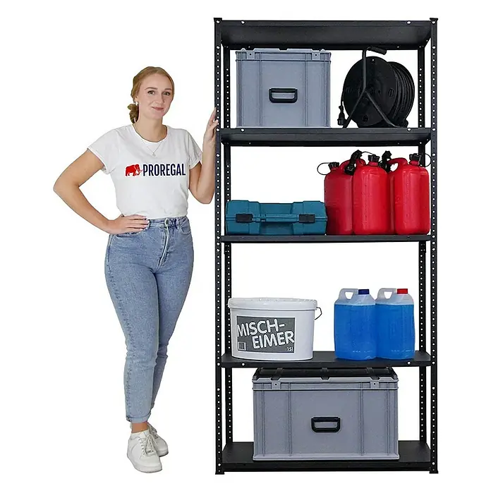 Proregal Metallregal Mega Deal Schraubregal Haldor - H x B x T: 180 x 90 x 40 cm, Traglast pro Boden: 100 kg, Anzahl Böden: 5 Stk., Schrauben, Schwarz - Regal mit fünf Ablagen, gefüllt mit verschiedenen Gegenständen, daneben eine Frau mit T-Shirt und Jeans.