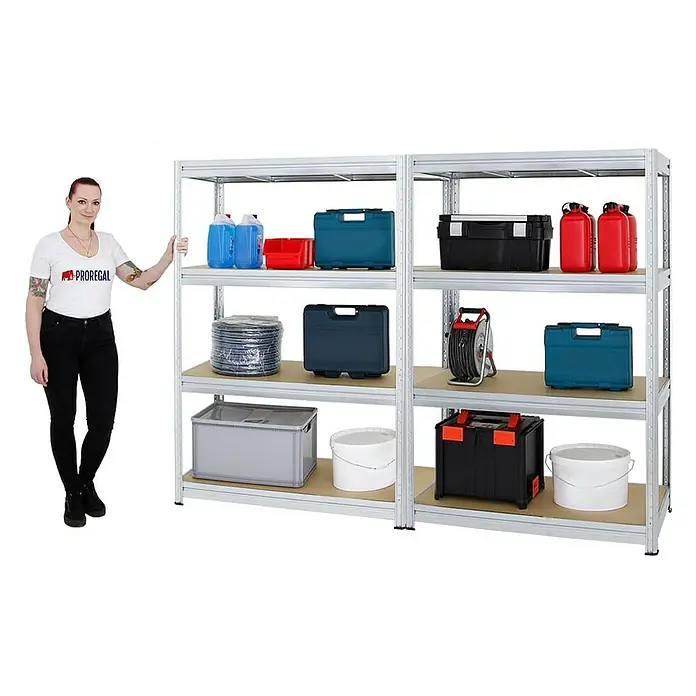 Proregal Schwerlastregal Mega Deal DINO - H x B x T: 180 x 120 x 60 cm, Traglast pro Boden: 600 kg, Anzahl Böden: 4 Stk., Stecken, Verzinkt - Ein Regal mit vier Regalböden, gefüllt mit verschiedenen Werkzeugen und Behältern, präsentiert von einer Frau.