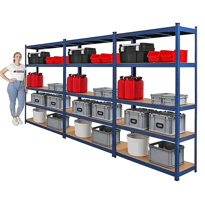 Proregal Schwerlastregal Mega Deal Ragnar - H x B x T: 180 x 120 x 40 cm, Traglast pro Boden: 175 kg, Anzahl Böden: 5 Stk., Stecken, Blau - Das Bild zeigt ein Regal mit verschiedenen Aufbewahrungsboxen und Kanistern in Grau, Rot und Schwarz. Eine Frau steht daneben und demonstriert die Größe.