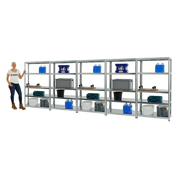 Proregal Metallregal Mega Deal Steel Eagle - Traglast pro Boden: 130 kg, Anzahl Böden: 5 Stk., Stecken, Verzinkt - Das Bild zeigt ein verzinktes Metallregalsystem mit fünf Regalebenen, das mit verschiedenen Gegenständen wie Behältern und Kisten bestückt ist.