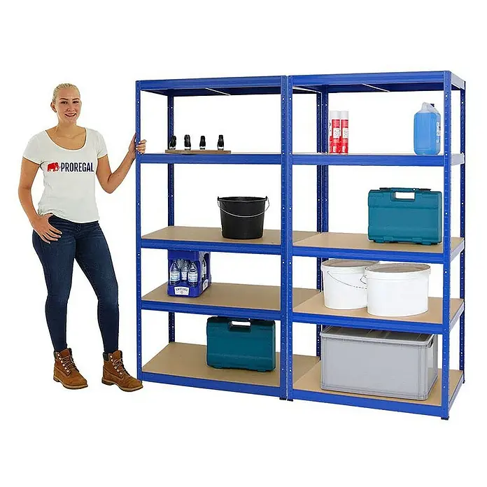 Proregal Schwerlastregal Mega Deal Slim Elephant M - H x B x T: 180 x 180 x 60 cm, Traglast pro Boden: 350 kg, Anzahl Böden: 5 Stk., Stecken, Blau - Blaues Schwerlastregal mit vier Regalböden, beladen mit verschiedenen Gegenständen, daneben eine Frau.