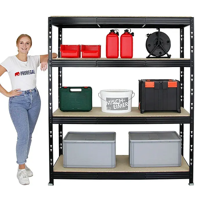 Proregal Schwerlastregal Mega Deal Profi RHINO - Traglast pro Boden: 500 kg, Anzahl Böden: 4 Stk., Stecken, Schwarz - Produktfoto eines Regals mit fünf Ebenen, gefüllt mit verschiedenen Behältern und Werkzeugen, neben einer Frau zur Größenanzeige.