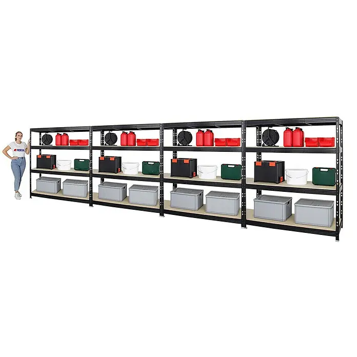 Proregal Schwerlastregal Mega Deal Profi RHINO - Traglast pro Boden: 500 kg, Anzahl Böden: 4 Stk., Stecken, Schwarz - Schwarzes Schwerlastregal mit vier Ebenen und diversen gelagerten Gegenständen, daneben eine Person zum Größenvergleich.