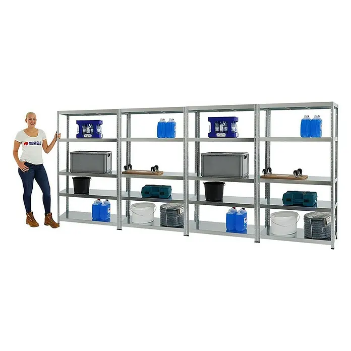 Proregal Metallregal Mega Deal Steel Eagle - Traglast pro Boden: 130 kg, Anzahl Böden: 5 Stk., Stecken, Verzinkt - Silbernes Regalsystem mit fünf Ablagen, gefüllt mit verschiedenen Gegenständen wie Getränken, Behältern und Werkzeugkisten. Eine Frau steht daneben.