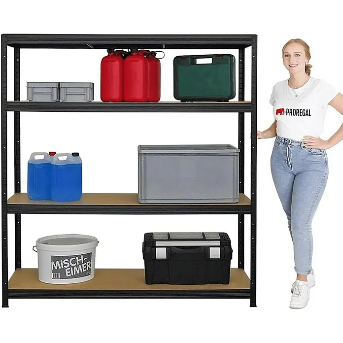 Proregal Schwerlastregal Giant Elephant - H x B x T: 160 x 150 x 45 cm, Traglast pro Boden: 200 kg, Anzahl Böden: 4 Stk., Stecken, Schwarz - Produktfoto eines schwarzen Regals mit vier Ablagen mit verschiedenen Gegenständen und einer Frau daneben.