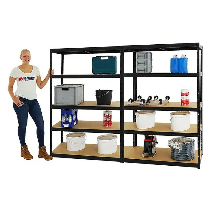 Proregal Schwerlastregal Mega Deal Big Elephant M - Traglast pro Boden: 250 kg, Anzahl Böden: 5 Stk., Stecken, Schwarz - Lagerregal mit fünf Ablagen, beladen mit diversen Gegenständen wie Boxen, Eimern und Getränken, daneben eine Frau.\n
