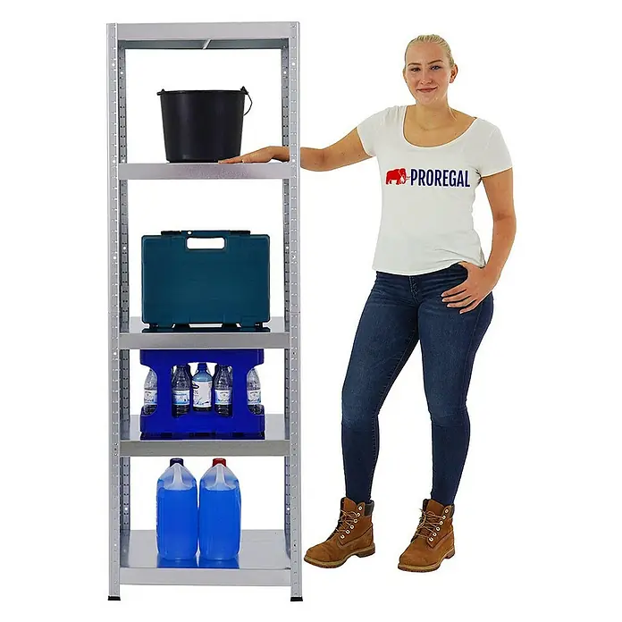 Proregal Metallregal Steel Eagle - Traglast pro Boden: 130 kg, Anzahl Böden: 5 Stk., Stecken, Verzinkt - Ein graues Metallregal mit fünf Ebenen, beladen mit verschiedenen Gegenständen, daneben eine Frau für Größenvergleich.