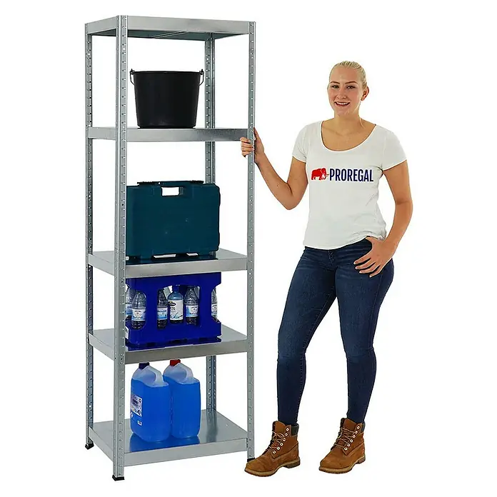 Proregal Metallregal Steel Eagle - Traglast pro Boden: 130 kg, Anzahl Böden: 5 Stk., Stecken, Verzinkt - Ein silbernes Metallregal mit fünf Böden, beladen mit einem Eimer, einem Koffer, Wasserflaschen und Kanistern, neben einer Frau.