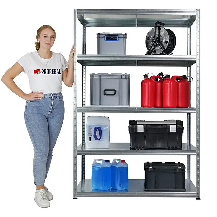 Proregal Metallregal Steel Eagle - Traglast pro Boden: 130 kg, Anzahl Böden: 5 Stk., Stecken, Verzinkt - Ein silbernes Lagerregal mit fünf Ablagen, gefüllt mit verschiedenen Behältern, neben einer Frau. Das Metallregal bietet viel Stauraum.