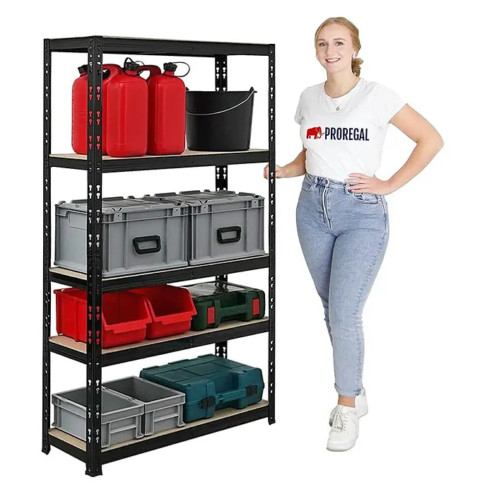 Proregal Schwerlastregal Mega Deal APOLLO - Traglast pro Boden: 175 kg, Anzahl Böden: 5 Stk., Stecken, Schwarz - Das Bild zeigt ein Regal mit fünf Ebenen, das mit verschiedenen Behältern und Kanistern gefüllt ist. Eine Frau steht daneben.