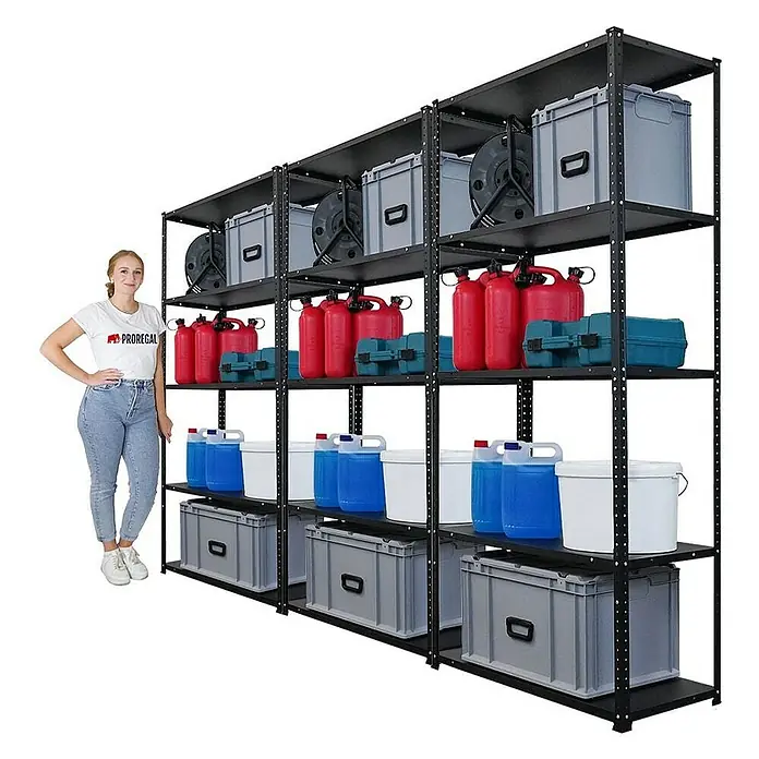 Proregal Metallregal Mega Deal Schraubregal Haldor - Traglast pro Boden: 100 kg, Anzahl Böden: 5 Stk., Schrauben, Schwarz - Ein Regal mit mehreren Regalböden, beladen mit verschiedenen Gegenständen, neben einer Person zur Größenreferenz.