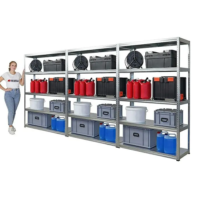 Proregal Metallregal Mega Deal Steel Eagle - Traglast pro Boden: 130 kg, Anzahl Böden: 5 Stk., Stecken, Verzinkt - Metallregal mit fünf Ebenen, beladen mit verschiedenen Gegenständen, daneben eine Frau zur Größenorientierung.