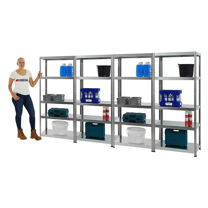 Proregal Metallregal Mega Deal Steel Eagle - Traglast pro Boden: 130 kg, Anzahl Böden: 5 Stk., Stecken, Verzinkt - Frau posiert neben einem viersäuligen, verzinkten Metallregal mit darauf gelagerten Gegenständen wie Behältern, Werkzeugkästen und Getränken.