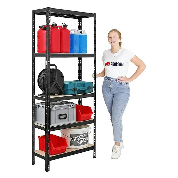 Proregal Schwerlastregal Mega Deal APOLLO - Traglast pro Boden: 175 kg, Anzahl Böden: 5 Stk., Stecken, Schwarz - Das Bild zeigt ein Regal mit fünf Ebenen, auf denen verschiedene Gegenstände wie Kanister, Kabelrolle und Werkzeugkasten platziert sind.