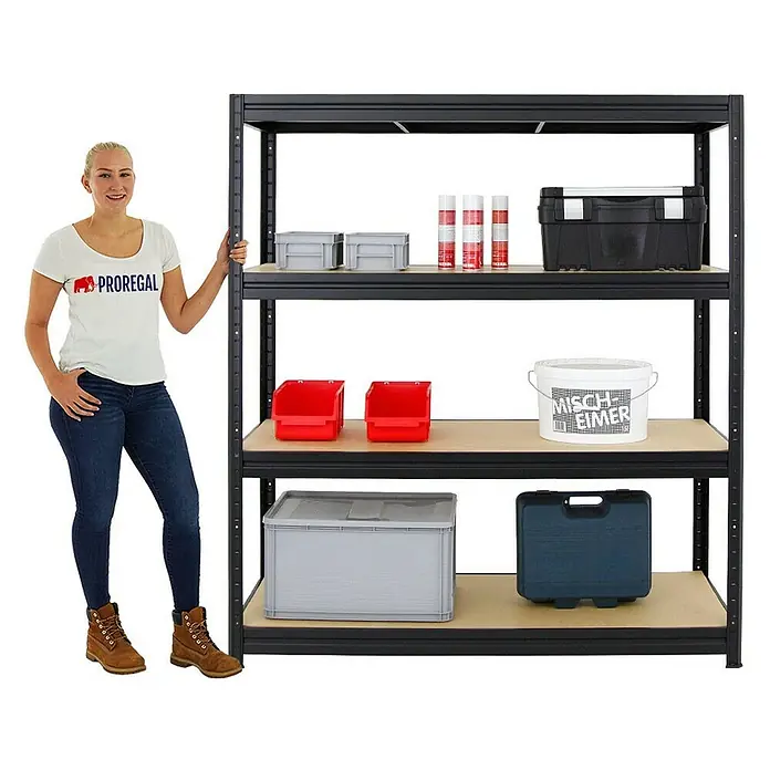 Proregal Schwerlastregal Mega Deal DINO - Traglast pro Boden: 600 kg, Anzahl Böden: 4 Stk., Stecken, Schwarz - Das Bild zeigt ein schwarzes Schwerlastregal mit vier Regalböden, beladen mit verschiedenen Boxen und Behältern. Eine Frau steht daneben.