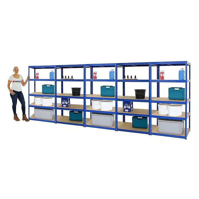 Proregal Schwerlastregal Mega Deal Slim Elephant M - H x B x T: 180 x 90 x 60 cm, Traglast pro Boden: 350 kg, Anzahl Böden: 5 Stk., Stecken, Blau - Abbildung eines blauen, mit verschiedenen Gegenständen gefüllten Schwerlastregals. Eine Frau steht daneben.