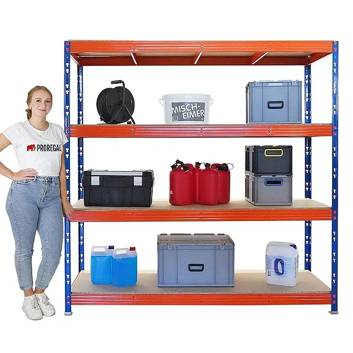Proregal Schwerlastregal Mega Deal Profi RHINO - Traglast pro Boden: 500 kg, Anzahl Böden: 4 Stk., Stecken, Blau-Orange - Abbildung eines Proregal-Regalsystems mit vier Regalebenen und verschiedenen Lagerbehältern, inklusive einer Person zur Größenansicht.