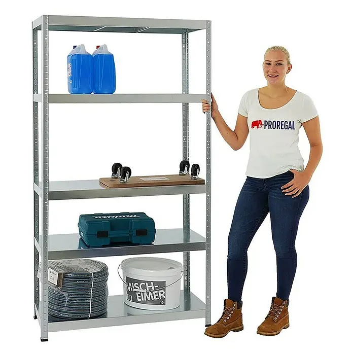 Proregal Metallregal Mega Deal Steel Eagle - Traglast pro Boden: 130 kg, Anzahl Böden: 5 Stk., Stecken, Verzinkt - Regal mit robusten Metallböden, ideal für Lagerung. Frau steht daneben, um die Grösse zu zeigen. Perfekt für Garage, Keller oder Werkstatt.