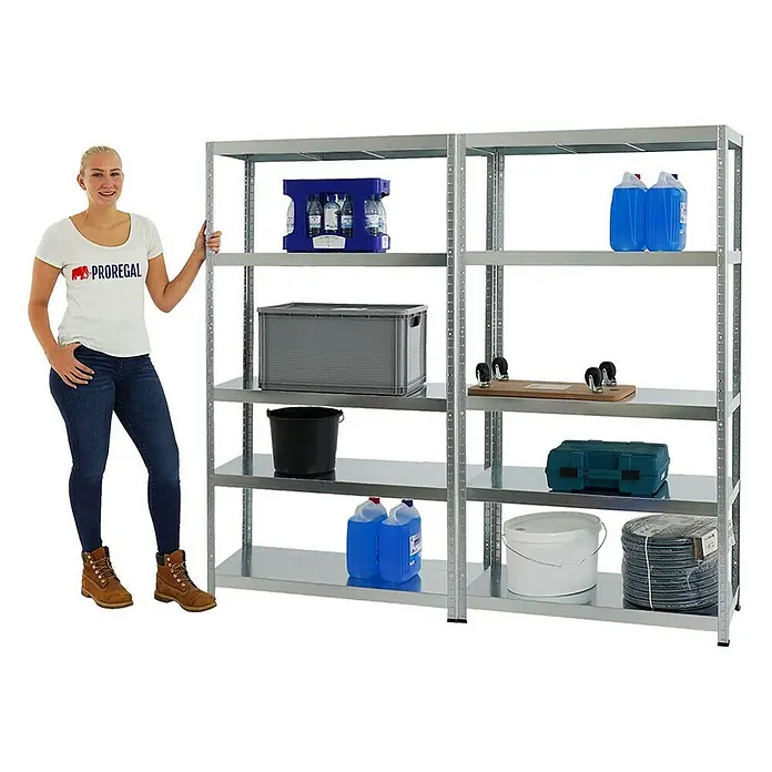 Proregal Metallregal Mega Deal Steel Eagle - Traglast pro Boden: 130 kg, Anzahl Böden: 5 Stk., Stecken, Verzinkt - Abbildung eines robusten Metallregals mit diversen Lagergegenständen, präsentiert von einer Frau.