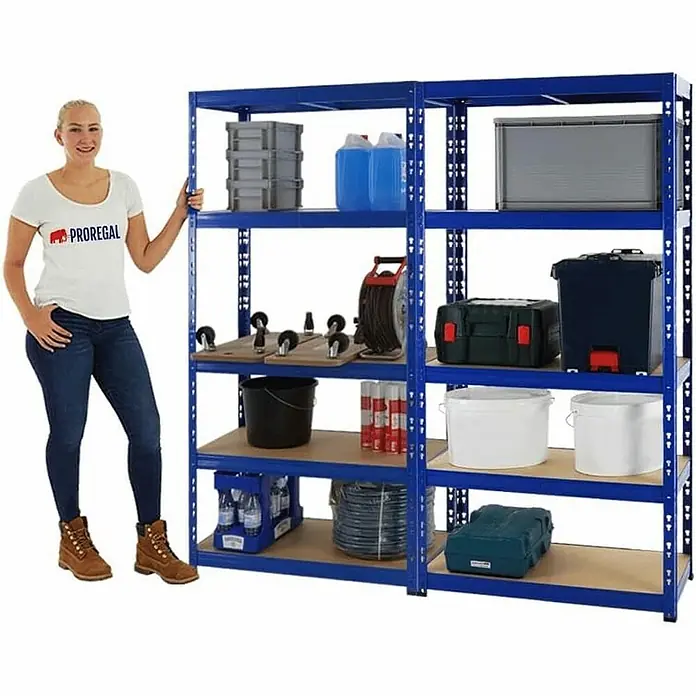 Proregal Schwerlastregal Mega Deal Tiger - H x B x T: 180 x 90 x 45 cm, Traglast pro Boden: 265 kg, Anzahl Böden: 5 Stk., Stecken, Blau - Ein blaues Lagerregal mit fünf Regalböden, beladen mit verschiedenen Gegenständen, und eine Frau, die daneben steht.