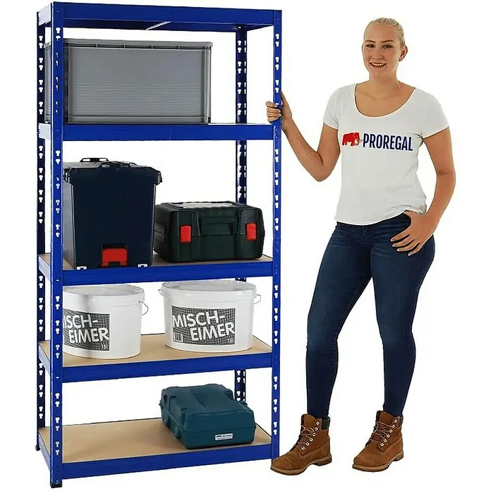Proregal Schwerlastregal Mega Deal Tiger - H x B x T: 180 x 90 x 45 cm, Traglast pro Boden: 265 kg, Anzahl Böden: 5 Stk., Stecken, Blau - Ein blaues Schwerlastregal mit fünf Ablagen, beladen mit Behältern und Eimern, steht neben einer Frau.