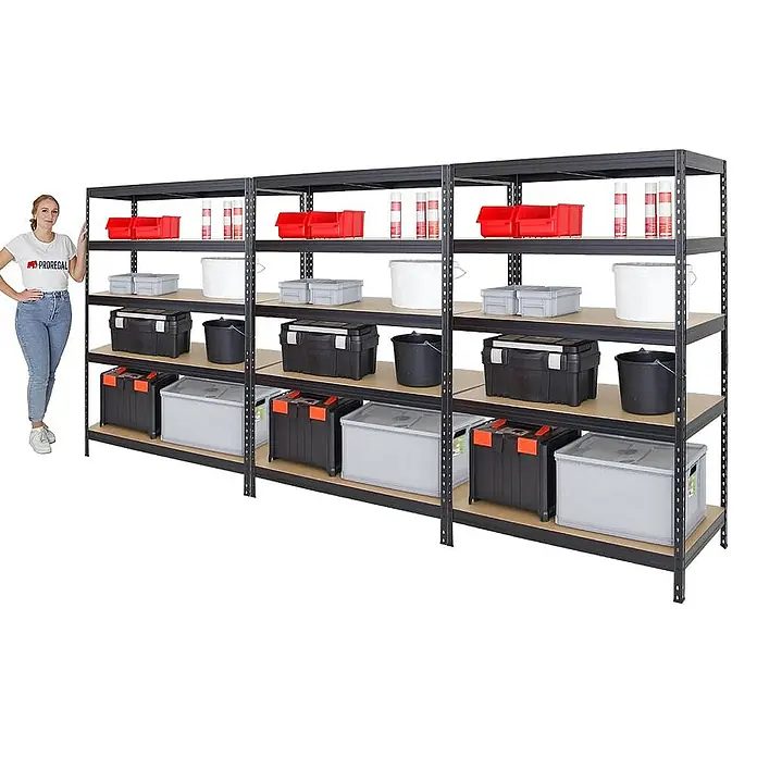 Proregal Schwerlastregal Mega Deal Rivet - Traglast pro Boden: 250 kg, Anzahl Böden: 5 Stk., Stecken, Schwarz - Ein großes Regal mit vier Ebenen, beladen mit verschiedenen Behältern und Kästen. Ideal für Lagerung und Organisation.