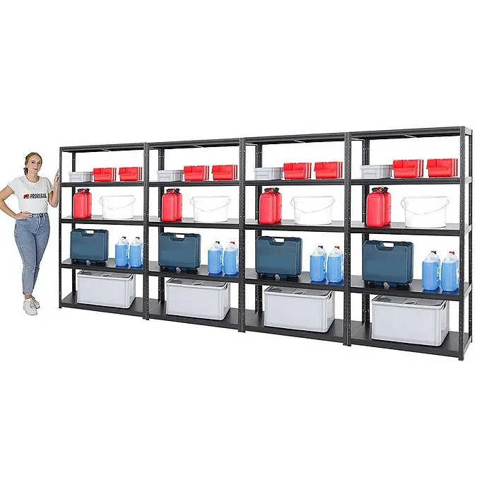 Proregal Metallregal Mega Deal Steel Eagle - Traglast pro Boden: 130 kg, Anzahl Böden: 5 Stk., Stecken, Schwarz - Eine Frau steht neben einem schwarzen Regal mit diversen Aufbewahrungsbehältern, Kanistern und Boxen. Praktische Lagerlösung.