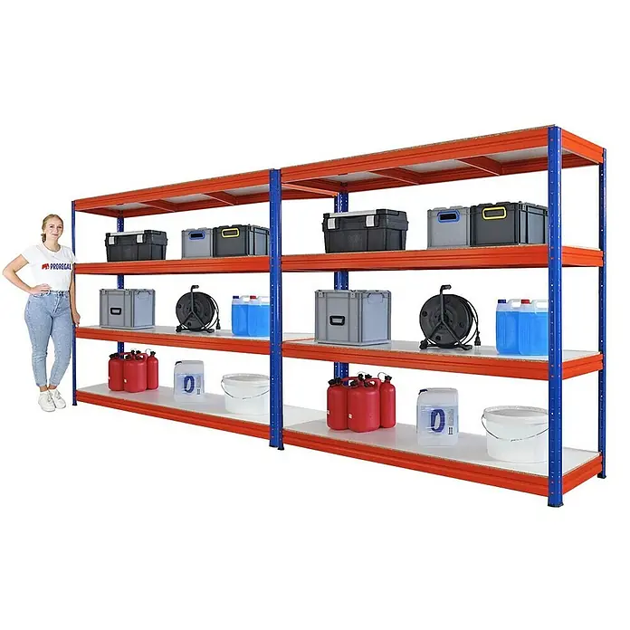 Proregal Schwerlastregal Mega Deal DINO - H x B x T: 180 x 200 x 60 cm, Traglast pro Boden: 500 kg, Anzahl Böden: 4 Stk., Stecken, Blau-Orange - Lagerregal mit vier Ebenen, voll mit Kisten, Kanistern und anderen Gegenständen. Das Regal ist orange mit blauen Pfosten.