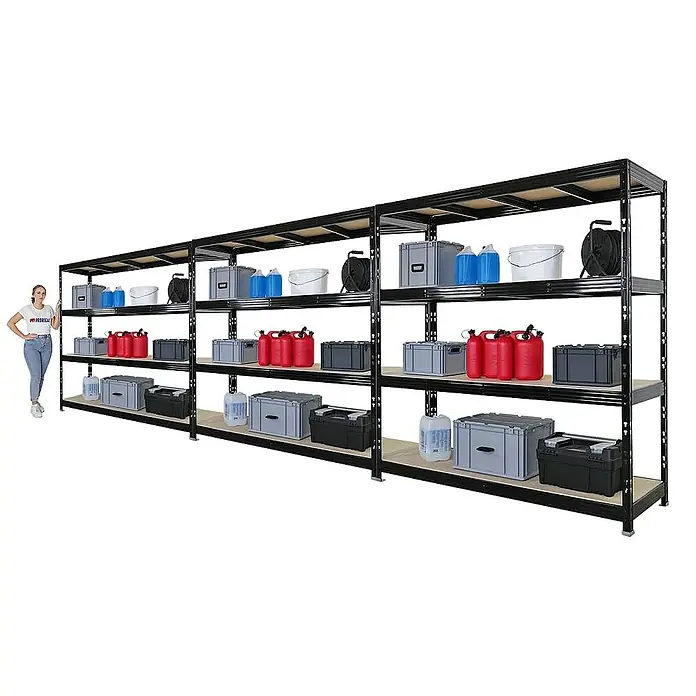 Proregal Schwerlastregal Mega Deal Profi RHINO - H x B x T: 200 x 200 x 60 cm, Traglast pro Boden: 500 kg, Anzahl Böden: 4 Stk., Stecken, Schwarz - Ein langes, schwarzes Schwerlastregal mit vier Ebenen, gefüllt mit verschiedenen Behältern und Kanistern. Eine Frau steht daneben, um die Größe zu verdeutlichen.
