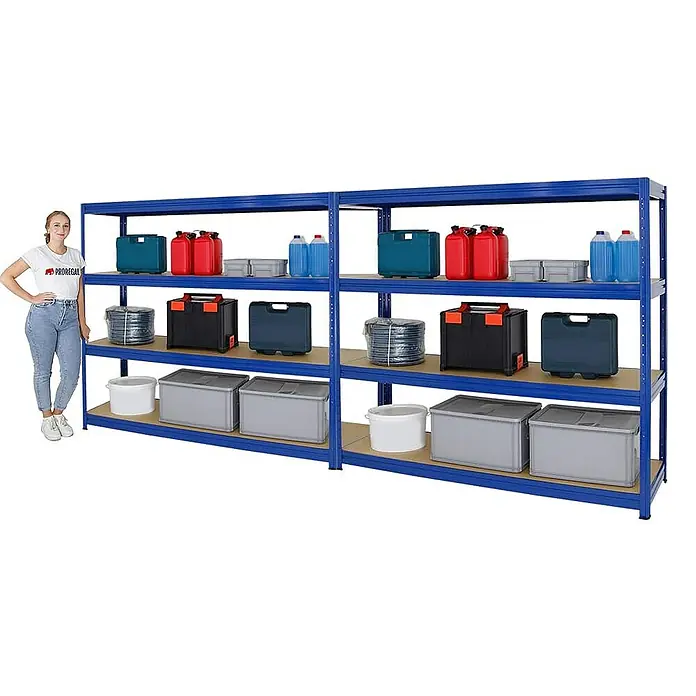 Proregal Schwerlastregal Mega Deal DINO - H x B x T: 180 x 180 x 60 cm, Traglast pro Boden: 500 kg, Anzahl Böden: 4 Stk., Stecken, Blau - Ein blaues Regalsystem mit vier Regalebenen, beladen mit verschiedenen Aufbewahrungsboxen und Kanistern, daneben eine Frau als Größenvergleich.