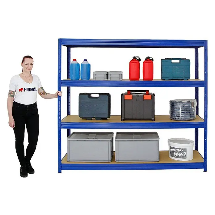 Proregal Schwerlastregal Mega Deal DINO - H x B x T: 180 x 180 x 60 cm, Traglast pro Boden: 500 kg, Anzahl Böden: 4 Stk., Stecken, Blau - Regal mit 3 Ebenen, blauem Rahmen und gelagerten Gegenständen, daneben steht eine Frau.