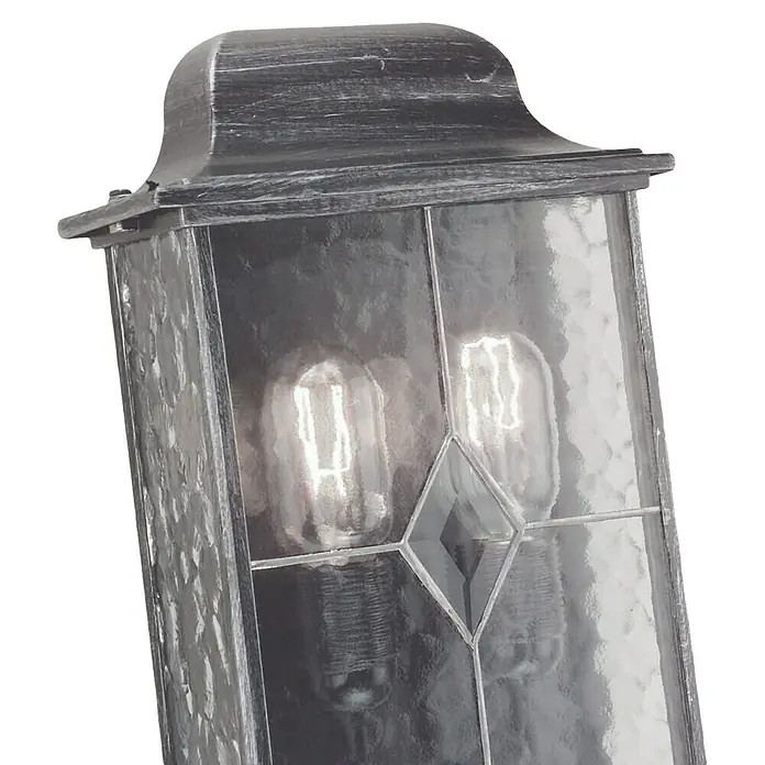 Elstead Außenwandleuchte Wexford - 60 W, 8,6 x 33,8 x 33,8 cm, Silber, IP23 - Nahaufnahme einer silberfarbenen Außenwandleuchte mit zwei dekorativen Glühbirnen hinter strukturiertem Glas.