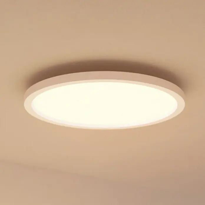 Philips Hue LED-Panel rund White & Color Ambiance Surimu - 60 W, Weiß, Opal, RGBW - Nahaufnahme einer runden LED-Deckenleuchte, die ein modernes und minimalistisches Design für jede Inneneinrichtung bietet.