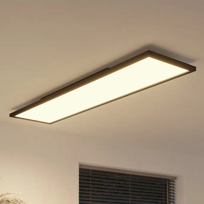Philips Hue LED-Panel White Ambience Aurelle - neue Generation - 39 W, L x B x H: 120 x 30 x 4,6 cm, Schwarz, Warmweiß - Rechteckige Deckenleuchte mit einem schlanken, dunklen Rahmen und einem hellen, diffusen Licht, das eine moderne Ästhetik verleiht.