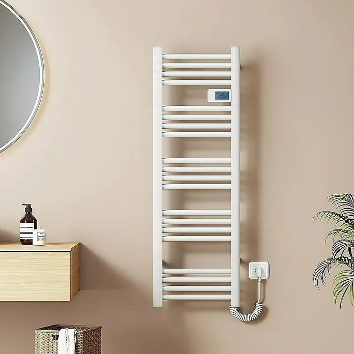 Emke Elektro-Badheizkörper Smart Steuerung Caldo - B x H: 40 x 120 cm - Ein moderner, weißer Handtuchwärmer hängt an einer Wand im Badezimmer und sorgt für warme Handtücher nach dem Duschen.