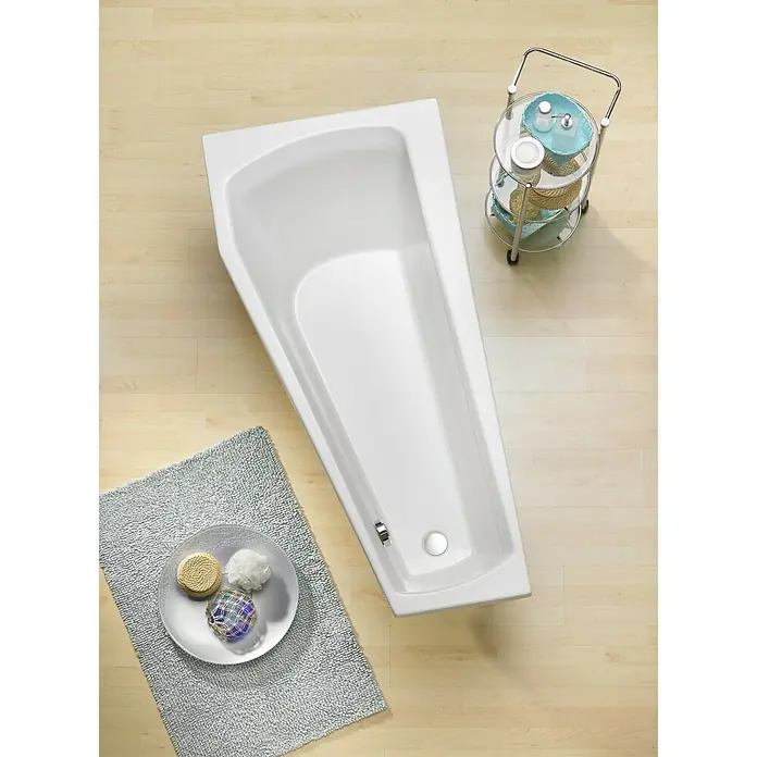 Ottofond Raumsparbadewanne Bari Mod. B - 160 x 75 cm, Sanitäracryl, Weiß, Links - Draufsicht auf eine moderne, weiße Badewanne mit einem stilvollen Badezimmerwagen und einer weichen Badematte auf hellem Holzboden.