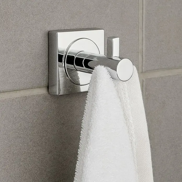 Camargue Cannes Toallero de gancho - Cromo, Brillante - Primer plano de un moderno colgador de toallas cromado con una toalla blanca sobre un fondo de pared de azulejos grises.