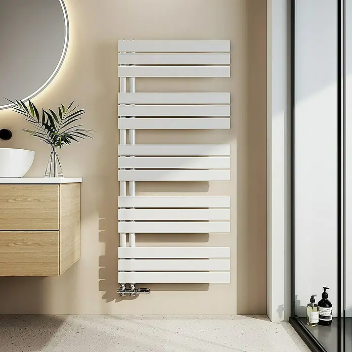 Emke Badheizkörper Flachrohr Handtuchwärmer Heatra - B x H: 60 x 132 cm, Weiß - Bild eines modernen, weißen Handtuchwärmers im Badezimmer, der Funktionalität und elegantes Design vereint.