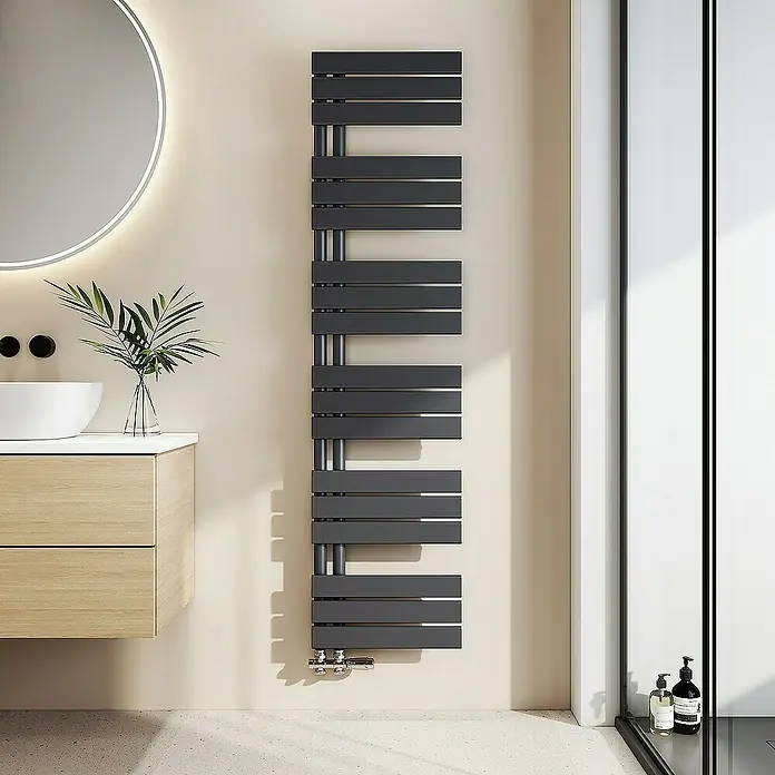 Emke Badheizkörper Flachrohr Handtuchwärmer Heatra - B x H: 40 x 160 cm, Anthrazit - Moderner grauer Handtuchwärmer im Badezimmer, der Handtücher stilvoll wärmt und das Badezimmerambiente aufwertet.