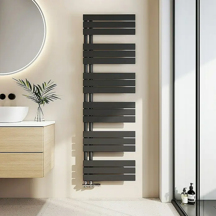 Emke Badheizkörper Flachrohr Handtuchwärmer Heatra - B x H: 50 x 160 cm, Schwarz - Ein grauer Handtuchwärmer mit horizontalen Sprossen hängt an einer beigen Wand im Badezimmer.